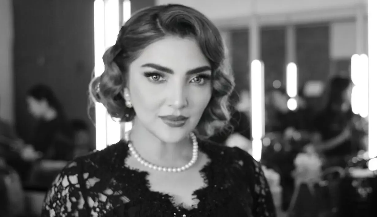 Biasa tampil dengan rambut panjang dan lurus, Ashanty kini tampil beda khusus untuk pemotretan dan pembuatan video project tersebut. Ia mengubah gaya rambutnya jadi pendek ikal. Tak sedikit warganet yang kemudian menyebut penampilannya bak Madonna, Marilyn Monroe hingga Kate Winslet. (Liputan6.com/IG/@ashanty_ash)