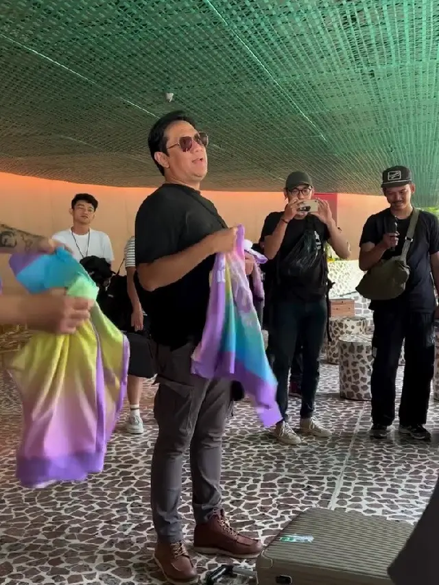 Pakai Setelan Warna-Warni untuk ke Pantai, Intip Momen Kocak  Andre Taulany yang Kembali Bagikan Seragam untuk The Prediksi