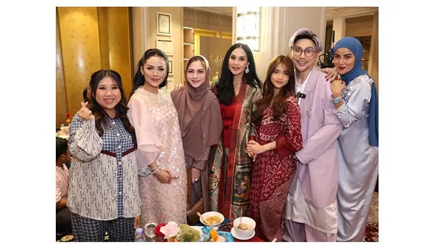 6 Potret Artis Buka Puasa di Rumah Drg. Devya, Ada Krisdayanti hingga Kiky Saputri
