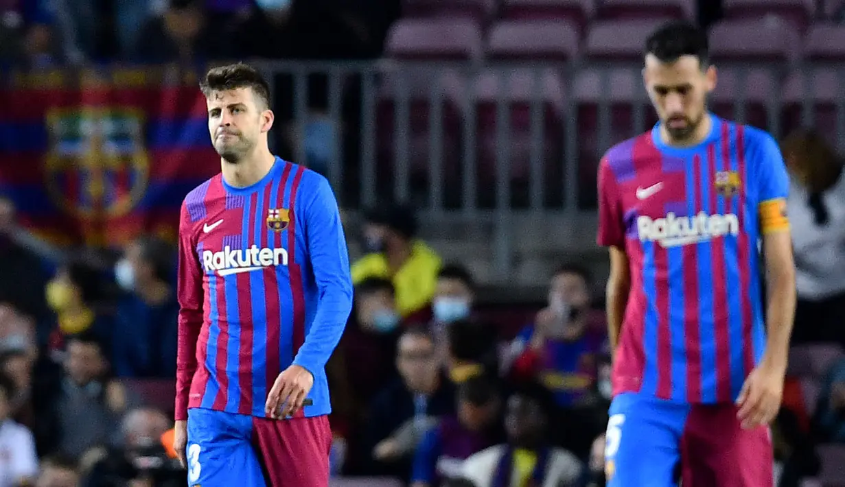 Usaha Barcelona berhasil kembali ke papan atas klasemen La Liga tak lepas dari pelatih barunya, Xavi Hernandez dan dua kaptennya, Gerard Pique dan Sergio Busquets. Walapun begitu, dua kapten Balugrana sempat tampil mengecewakan di awal musim ini. (AFP/Pau Barrena)