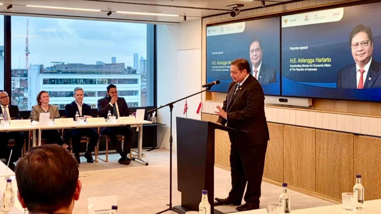Menko Bidang Perekonomian RI Airlangga Hartarto saat beri keynote remarks pada kegiatan KADIN Indonesia x Growth Gateway Roundtable: Delivering Growth as Part of Indonesia’s OECD Accession di London, Inggris. (Foto: ekon.go.id)