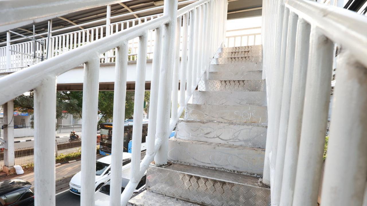 Potret Jembatan Penyebrangan Daan Mogot yang Tangganya Dicuri Kini Sudah Diperbaiki, Sudah Aman Digunakan