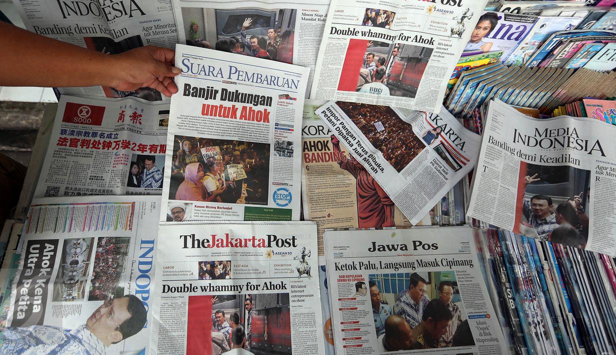 Sejumlah Koran hari ini di Jakarta, Rabu (10/5). Vonis Hakim terhadap Basuki Tjahaja Purnama (Ahok) kemarin membuat Sejumlah koran Nasional menjadikan berita Ahok halaman depan. (Liputan6.com/Johan Tallo)