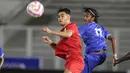 <p>Pemain Timnas Indonesia U-20, Jens Raven (kiri) berebut bola dengan pemain Maladewa, Abdulla Looth Ibrahim pada laga Kualifikasi Piala Asia U-20 2025 di Stadion Madya, Senayan, Jakarta,&nbsp;Rabu(25/09/2024). (Bola.com/M Iqbal Ichsan)</p>