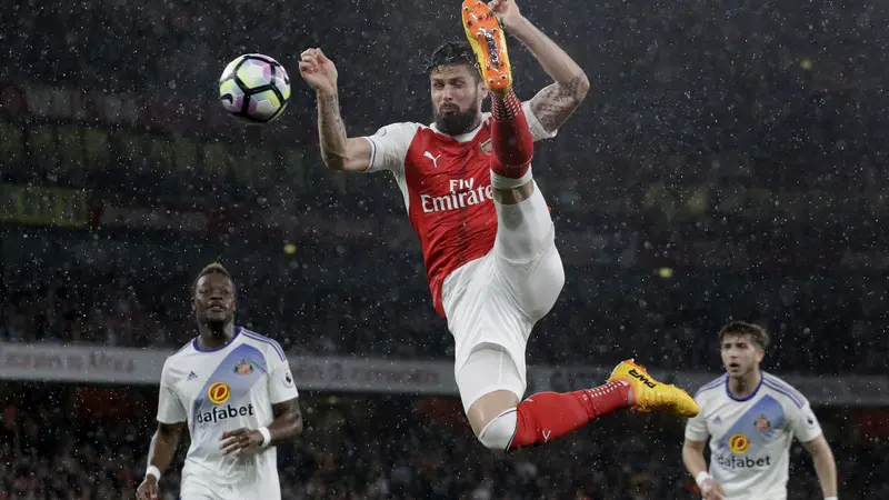 Striker Arsenal, Oliver Giroud, makin sulit masuk tim utama jika Alexandre Lacazette bergabung. 