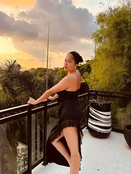 Detail ruffle di bagian bawah meredefinisi tubuh sintalnya terlihat lebih elegan [@sithamarino]