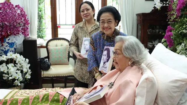 Megawati Soekarnoputri dan Puan Maharani menghadiri syukuran HUT ke-100 Meriyati Roeslani, istri mantan Kapolri Jenderal (Purn) Hoegeng Iman Santoso, Senin (23/6/2025).