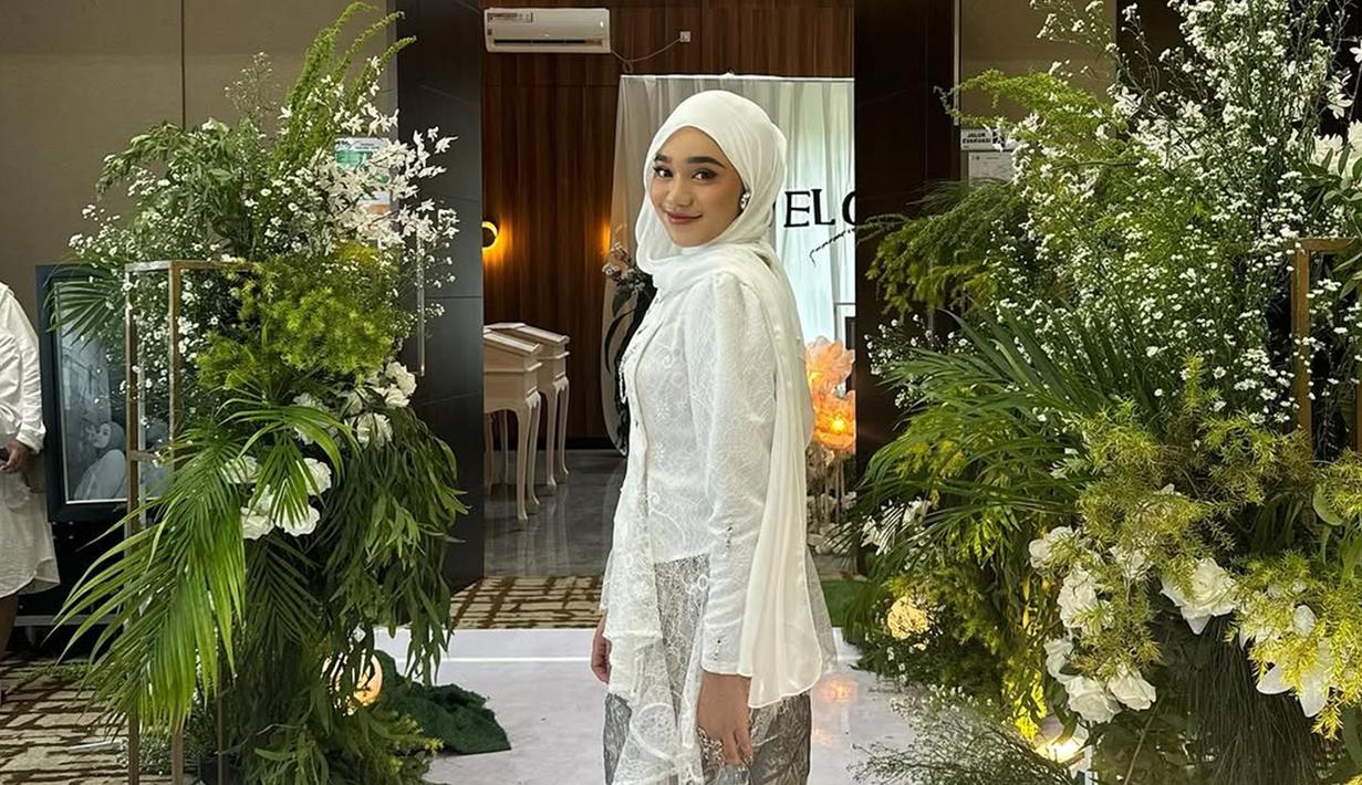 Nabila Taqiyyah memakai kebaya simpel dan jilbab pashmina warna selaras. Anting yang dikenakannya mendukung penampilannya jadi makin menarik. Pamer senyuman manis, jebolan Indonesian Idol musim ke-12 asal Aceh ini bikin netizen terpesona. Nabila Taqiyyah memadukan kebaya putihnya ini dengan kain batik yang ada sentuhan warna abu-abu dan cokelat. (Liputan6.com/IG/@nabilataqiyyah)