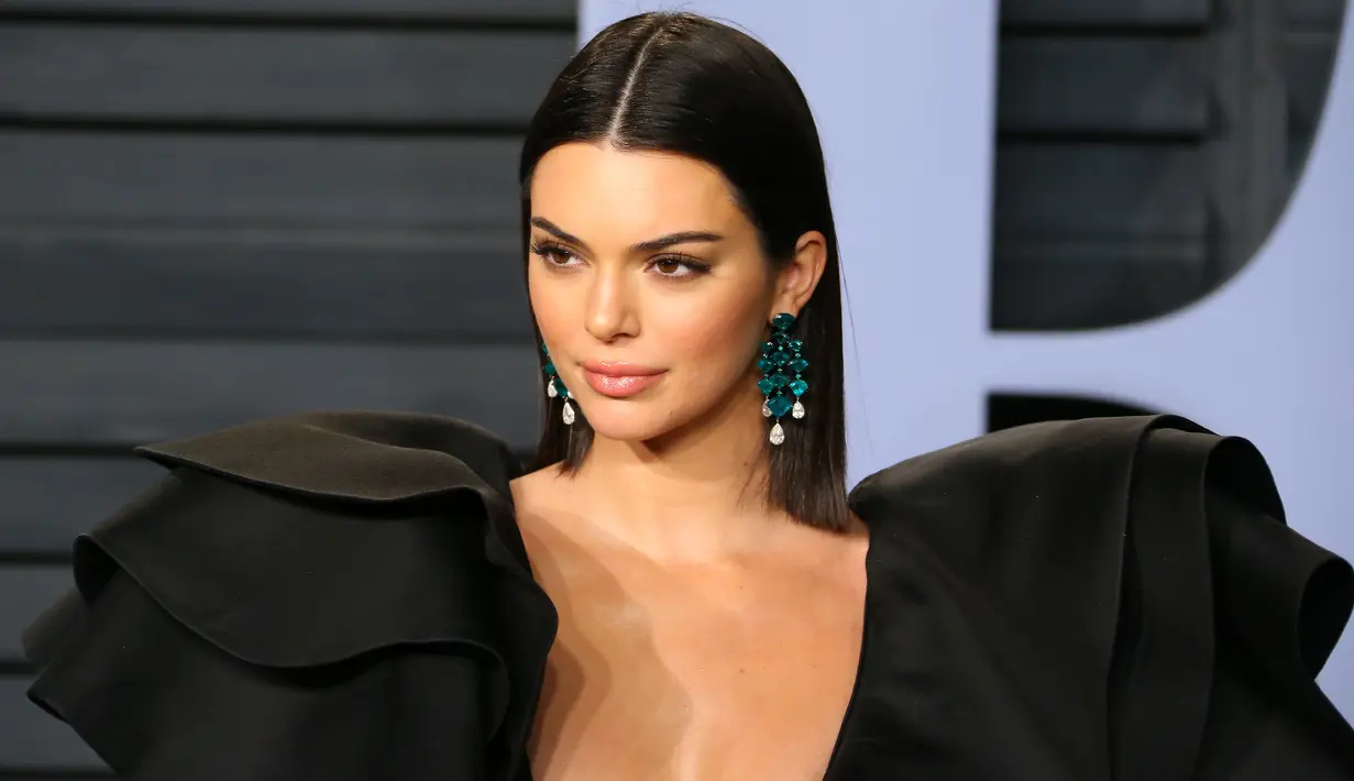 Model Kendall Jenner menghadiri acara Vanity Fair Oscar Party 2018 di Beverly Hills, California, Minggu (4/3). Kendall Jenner merupakan salah satu selebriti yang mencuri perhatian di Vanity Fair. (AFP PHOTO/JEAN-BAPTISTE LACROIX)