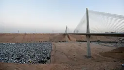 Puluhan ribu mobil sitaan terhampar di gurun yang luas di penampungan Wadi Laban, Riyadh, Arab Saudi, 15 April 2016. Puluhan kendaraan ini disita oleh kepolisian Arab Saudi atas berbagai kasus pelanggaran lalu lintas. (Fayez NURELDINE/AFP)