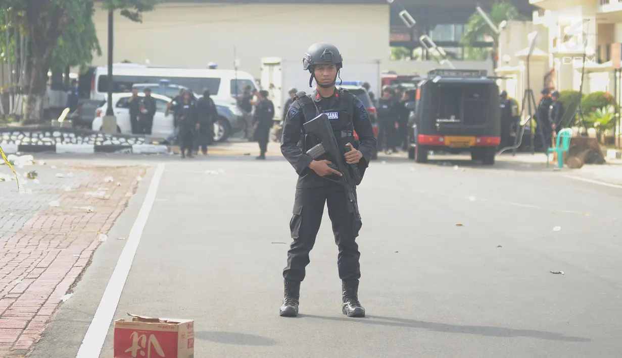 Polisi dengan rompi antipeluru berjaga di depan Rutan Cabang Salemba Mako Brimob seusai operasi penanggulangan di Depok, Kamis (10/5). Polri telah menghentikan operasi penanggulangan penyanderaan pada Kamis pukul 07.15. (Merdeka.com/Arie Basuki)