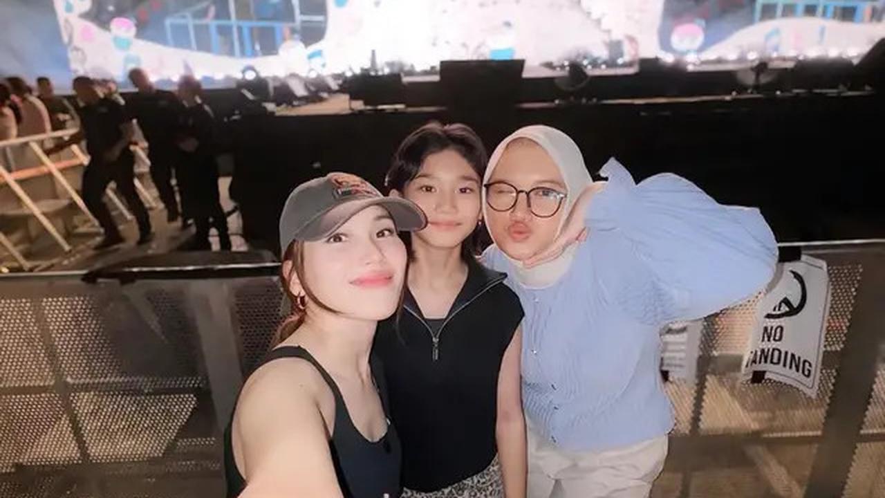6 Potret Ayu Ting Ting dan Bilqis Nonton Konser SEVENTEEN, Senang Dapat Kursi Depan