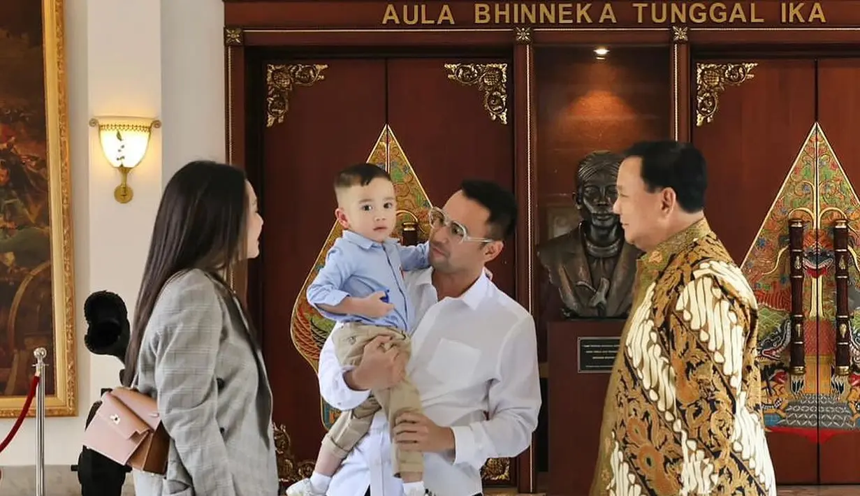 Ia memadukan set blazer kotak-kotak abu-abu dengan sandal heels dan sling bag [@raffinagita1717]