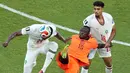 Pemain Maroko Issa Diop menyundul bola melawan pemain Belanda Brian Brobbey (selama pertandingan sepak bola babak 32 Piala Dunia antara Belanda dan Maroko di Guadalupe, dekat Monterrey, Meksiko, Senin (29/06/2026). (AP Photo/Moises Castillo)