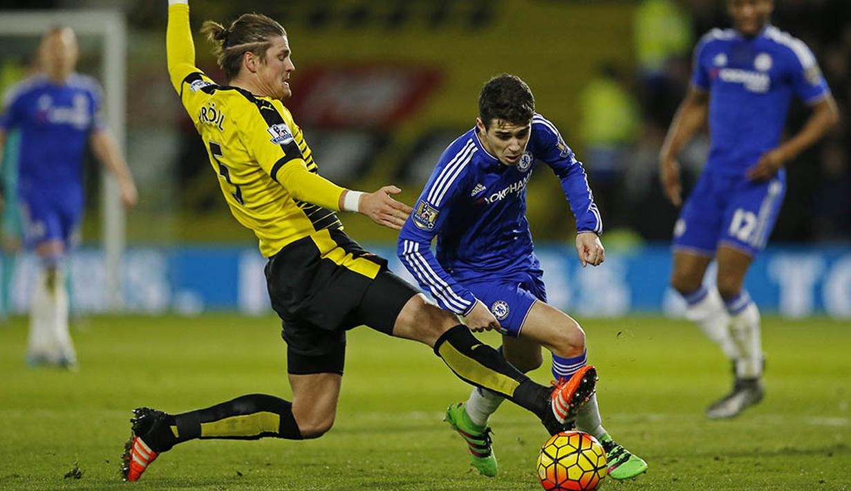 Gelandang Chelsea, Oscar, berusaha melewati hadangan pemain Watford, Sebastian Prodl, pada laga Liga Premier Inggris di Stadion Vicarage Road, Inggris, Kamis (4/2/2016). Kedua tim bermain imbang 0-0. (Reuters/John Sibley)