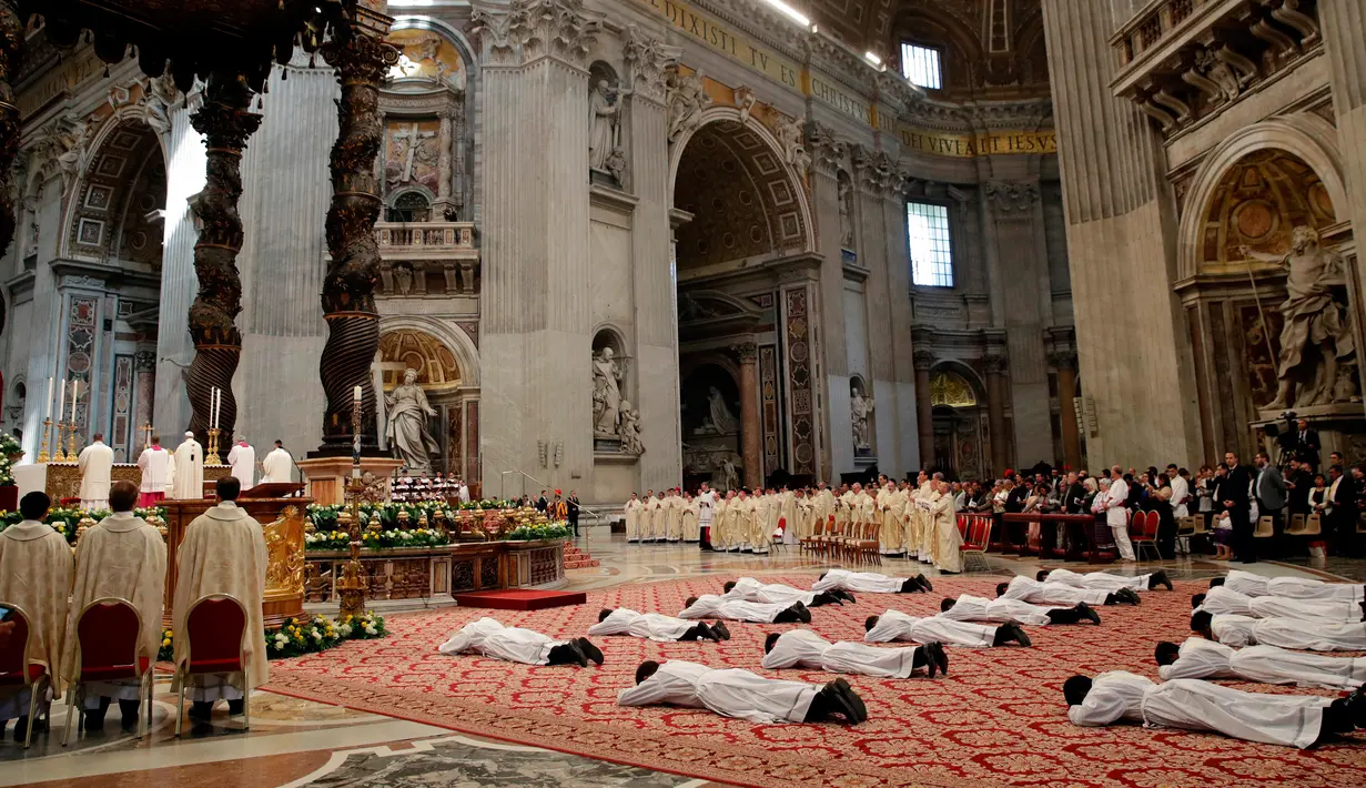 Pemandangan saat para imam baru mengikuti upacara penahbisan yang dipimpin Paus Fransiskus di Basilika Santo Petrus, Vatikan, Minggu (22/4). Paus Fransiskus mengingatkan para imam untuk selalu berbelas kasih. (AP Photo/Alessandra Tarantino)