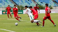 Pemain Timnas Indonesia U-19, Rafli Mursalim, saat pertandingan melawan Myanmar pada laga Piala AFF U-18 di Stadion Thuwunna, Minggu, (17/9/2017). Indonesia menang 7-1 atas Myanmar. (Liputan6.com/Yoppy Renato)