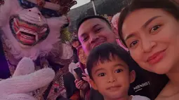 Anak Nathalie Holscher Nonton Tari Kecak, Interaksi dengan Pemeran Hanoman Tuai Pujian