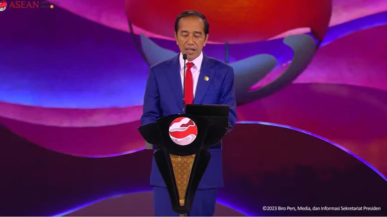 Presiden Indonesia Joko Widodo (Jokowi) menutup KTT ASEAN 2023, menyerahkan tongkat keketuaan selanjutnya ke Laos. (Screengrab YouTube Biro Pers Setkab RI)