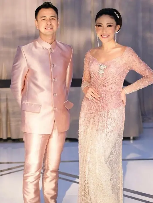 Dress kebaya perpaduan warna pink-putih yang dikenakan Ayu Dewi ini juga tak kalah memesona. Ditambah dengan aksen taburan payet yang menambah kesan mewah. [@mrsayudewi]