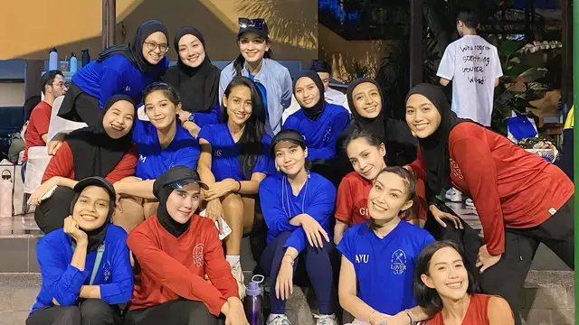 Potret Syahnaz main tenis bareng suami