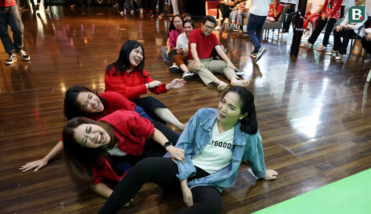 Karyawan KapanLagi Youniverse (KLY) tampak ceria saat mengikuti lomba pada perayaan HUT Kemerdekaan Republik Indonesia ke-78 di Kantor KLY Jakarta, Gondangdia, Jumat (18/8/2023). (Bola.com/M Iqbal Ichsan)