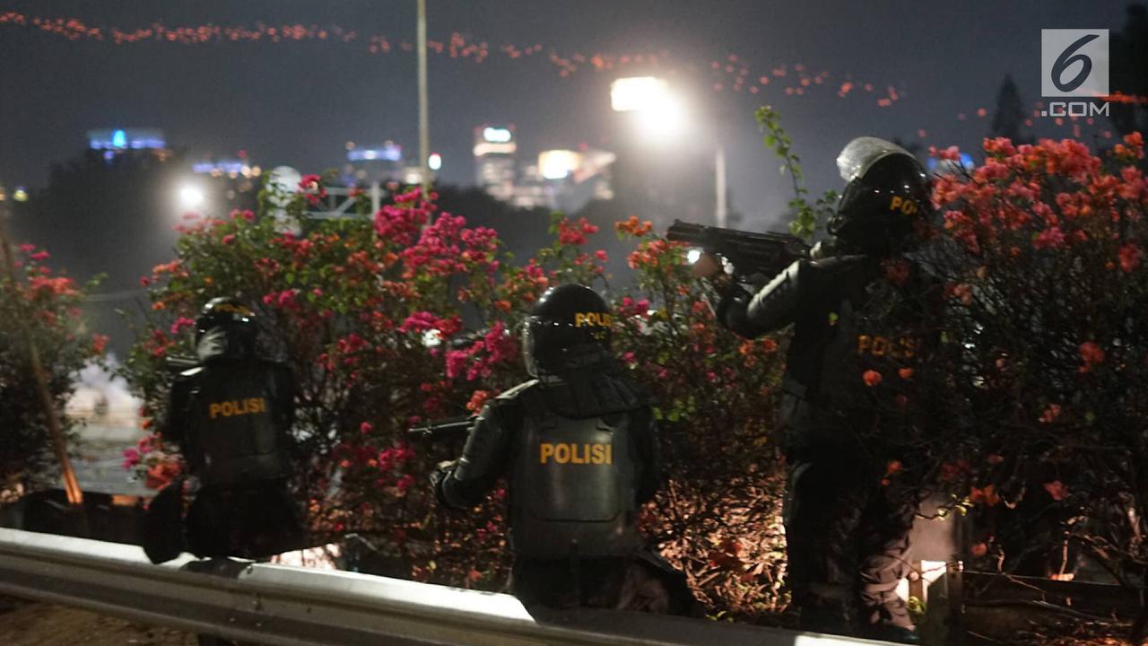 Perang Gas Air Mata Polisi VS Kembang Api Pengunjuk Rasa