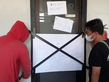 Sekelompok suporter yang mengatasnamakan sebagai Aliansi Suporter Madura United menggelar demonstrasi menyikapi hasil minor tim kesayangan di depan Kantor Madura United di Jl. Panglegur, tak jauh dari Stadion Gelora Ratu Pamelingan, Pamekasan, Minggu (7/11/2021). (Bola.com/Aditya Wany)