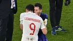 Penyerang Polandia #09 Robert Lewandowski dan penyerang #10 Argentina Lionel Messi saling menyapa pada akhir matchday pamungkas Grup C Piala Dunia 2022  di 974 Stadium, Kamis (1/12/2022) dini hari WIB. Di akhir laga, ada momen menarik saat dua pemain bintang, Lionel Messi dan Robert Lewandowski saling berdiskusi. (Glyn KIRK / AFP)