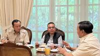 Presiden Prabowo Subianto bertemu dengan Menteri Luar Negeri Sugiono, Menteri Sekretaris Negara Prasetyo Hadi, dan Wakil Ketua DPR Sufmi Dasco Ahmad pada Jumat, 2 Januari 2026 sore hingga malam.