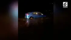 Sebuah mobil terabwa arus air pasang di Essex. Mobil tersebut nyaris hanyut ke laut tapi akhirnya berhasil diselamatkan.
