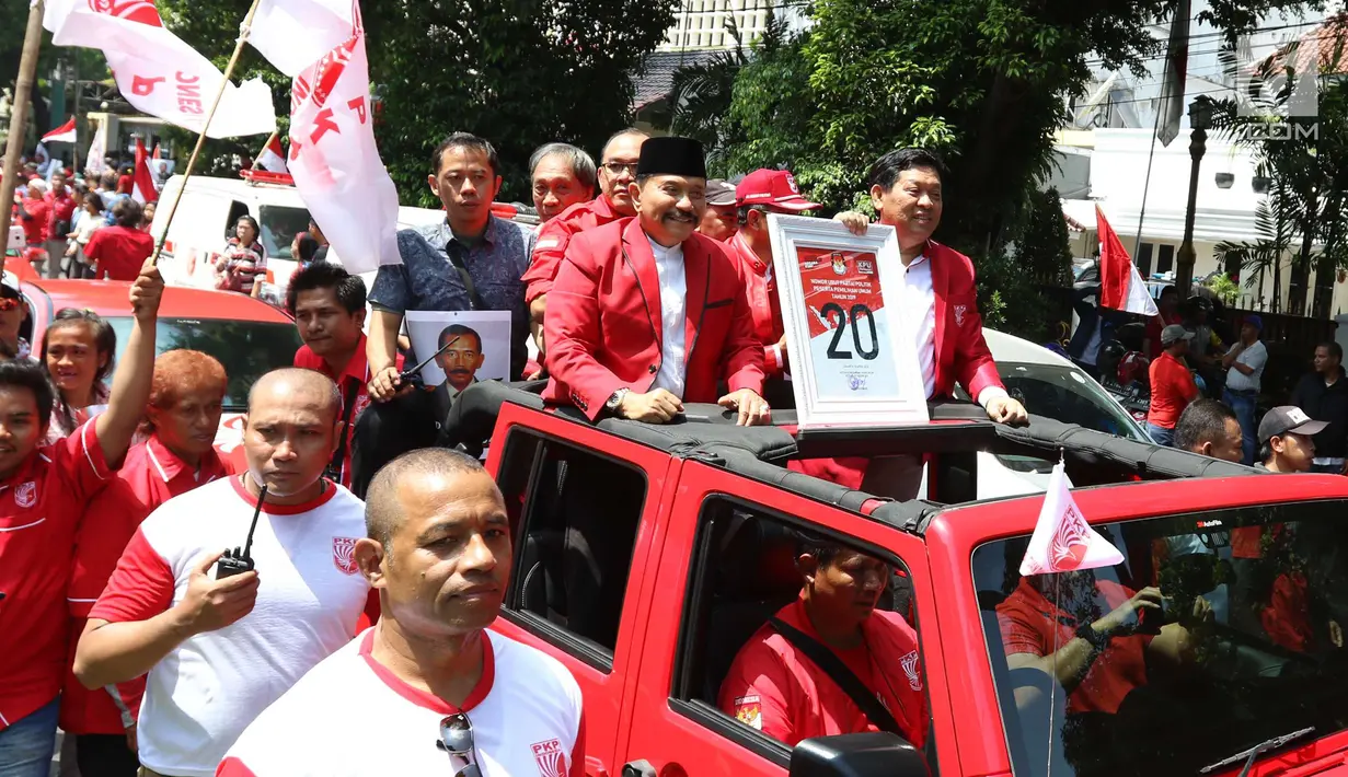 Ketua Umum PKPI AM Hendropriyono disambut massa kader dan simpatisan mengarak nomor urutnya seusai meninggalkan kantor KPU, Jakarta, Jumat (13/4). KPU resmi menetapkan PKPI sebagai peserta pemilu 2019 dengan nomor utut 20. (Liputan6.com/Angga Yuniar)