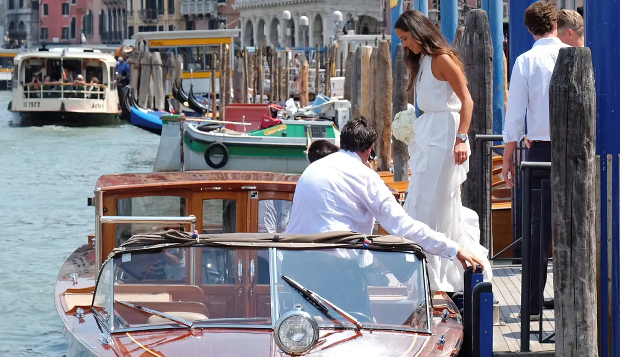 Petenis Serbia Ana Ivanovic saat akan menaiki perahu di Venice , Italia , (12/7). Bastian Schweinteiger yang baru saja mengumumkan pensiun dari timnas Jerman, benar-benar menjalani momen pernikahan yang romantis. (REUTERS / Stringer)