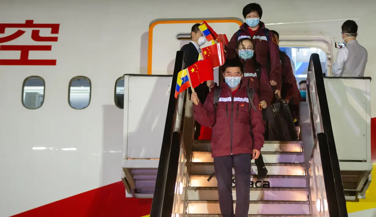 Tim ahli medis China tiba di Bandara Internasional Simon Bolivar, La Guaira, Venezuela (30/3/2020). China mengirimkan tim ahli medis ke Venezuela untuk membantu melawan COVID-19, demikian diumumkan Juru Bicara Kementerian Luar Negeri China Hua Chunying pada Senin (30/3). (Xinhua/Marcos Salgado)