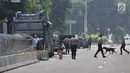 Personel kepolisian saat berjaga di depan Gedung Mahkamah Konstitusi (MK), Jakarta, Rabu (26/6/2019). Kepolisian memperketat penjagaan di sekitar Gedung MK dengan kawat berduri, kendaraan lapis baja, serta ratusan personel. (merdeka.com/Iqbal S. Nugroho)