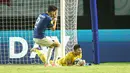 Kiper Timnas Indonesia U-17, Ikram Algiffari berhasil menangkap bola dari ancaman pemain Timnas Ekuador U-17, Jair Collahuazo (kiri) pada laga pertama Grup A Piala Dunia U-17 2023 di Stadion Gelora Bung Tomo, Surabaya, Jumat (10/11/2023). (Bola.com/Bagaskara Lazuardi)