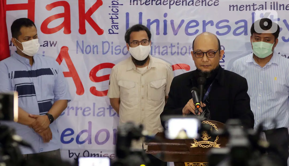 Novel Baswedan (kedua kanan) bersama perwakilan pegawai KPK yang tidak lolos TWK memberi keterangan usai menyerahkan dokumen baru dan tambahan informasi terkait pelaporan pelanggaran HAM saat proses alih status, Gedung Komnas HAM, Jakarta, Selasa (8/6/2021). (Liputan6.com/Helmi Fithriansyah)