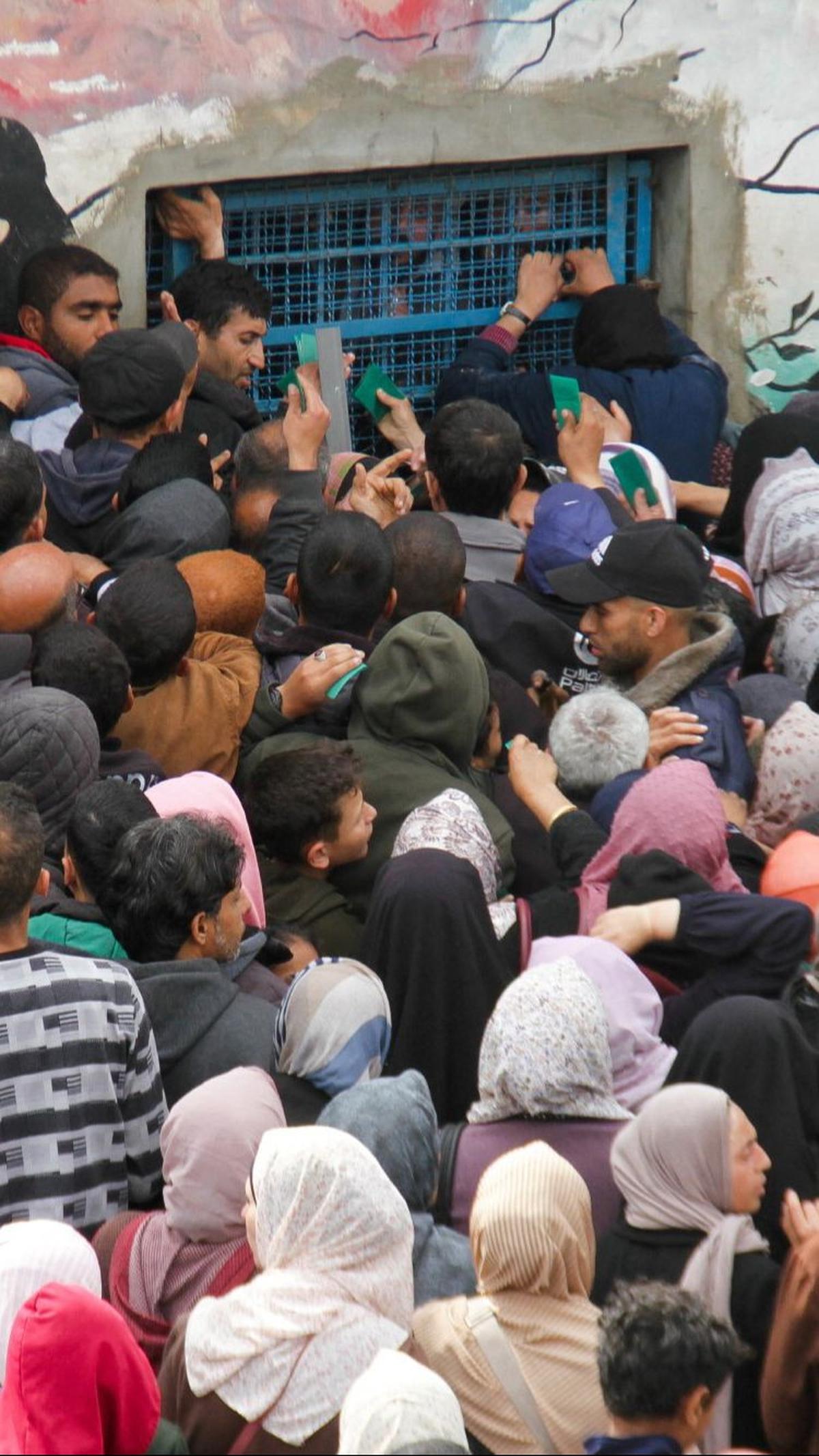 Serangan Israel yang terus berlanjut hingga hampir 6 bulan ini membuat warga Jalur Gaza terjebak dalam bencana kelaparan.&nbsp;REUTERS/Mahmoud Issa