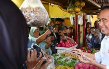 VIDEO: Reaksi Tak Puas Jokowi Cek Telur Rp24.000 saat Blusukan Pasar "Harga Terlalu Rendah"