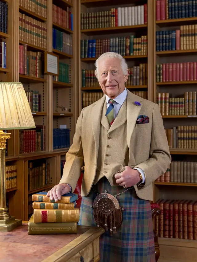 Raja Charles III Daur Ulang Tartan Lama untuk Pose di Potret Kerajaan Terbaru