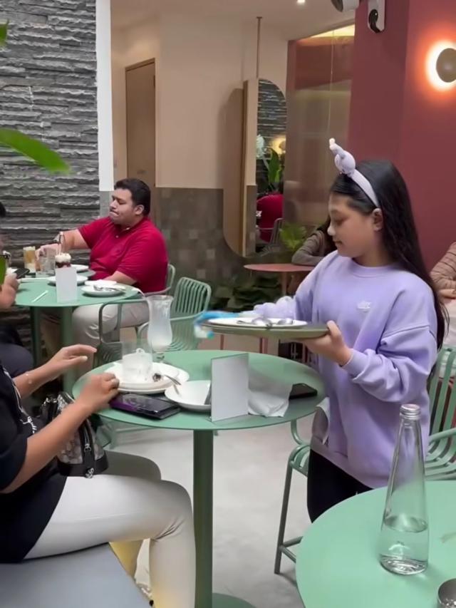 Arsy Hermansyah kerja jadi pramusaji