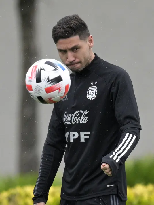 Bek Argentina Gonzalo Montiel mengontrol bola selama sesi latihan di Ezeiza, Buenos Aires, Rabu (13/10/2021). Timnas Argentina dan Peru berhadapan pada lanjutan Kualifikasi Piala Dunia 2022 zona Amerika Selatan di Stadion Monumental Antonio Vespucio Liberti pada Jumat (15/10). (JUAN MABROMATA/AFP)