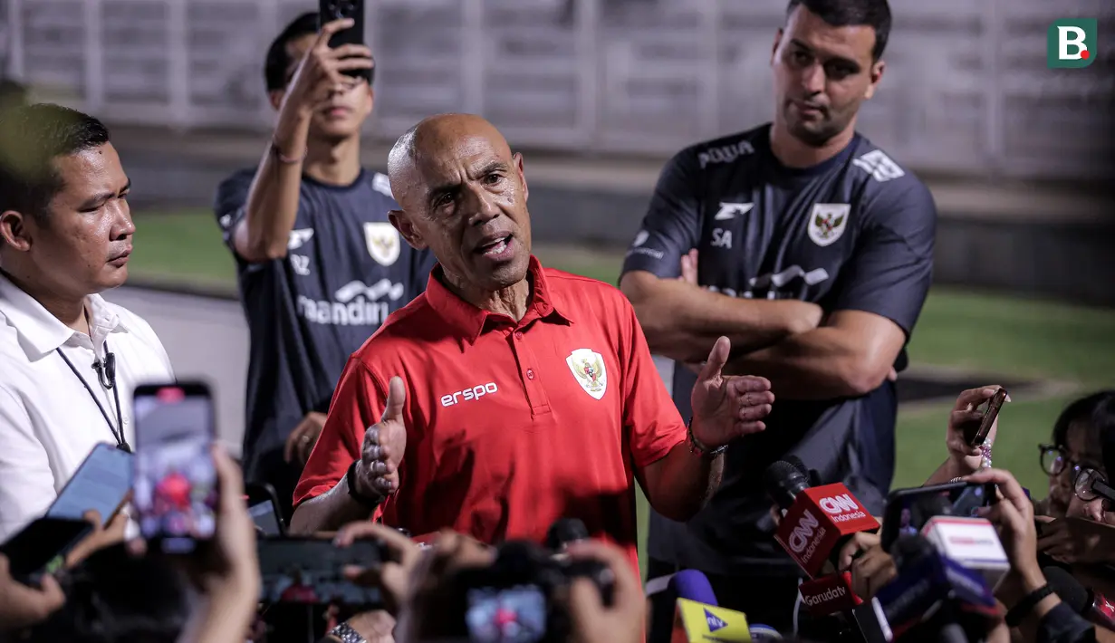 Head of Scouting atau Kepala Pemandu Bakat Timnas Indonesia, Simon Tahamata memberikan keterangan di depan media saat latihan perdana di Jakarta menjelang Putaran Ketiga Kualifikasi Piala Dunia 2026 melawan China yang berlangsung di Stadion Madya, Kompleks Stadion Utama Gelora Bung Karno (SUGBK), Senayan, Jakarta, Senin (02/06/2025). (Bola.com/Bagaskara Lazuardi)
