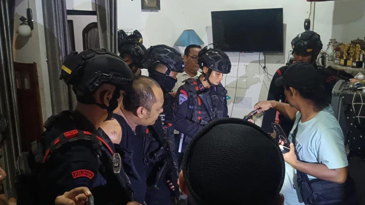 Mobil Polisi Ditembak Geng Narkoba saat Gerebek Rumah Pelaku di Pekalongan, 3 Orang Dicokok