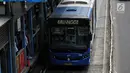 Penumpang bersiap menaiki bus Transjakarta di halte Tosari, Jakarta, Rabu (11/7). Pemprov DKI menyiapkan 1.500 bus Transjakarta untuk mendukung mobilitas warga, atlet, offisial dan jurnalis peliput pertandingan Asian Games. (Liputan6.com/Faizal Fanani)