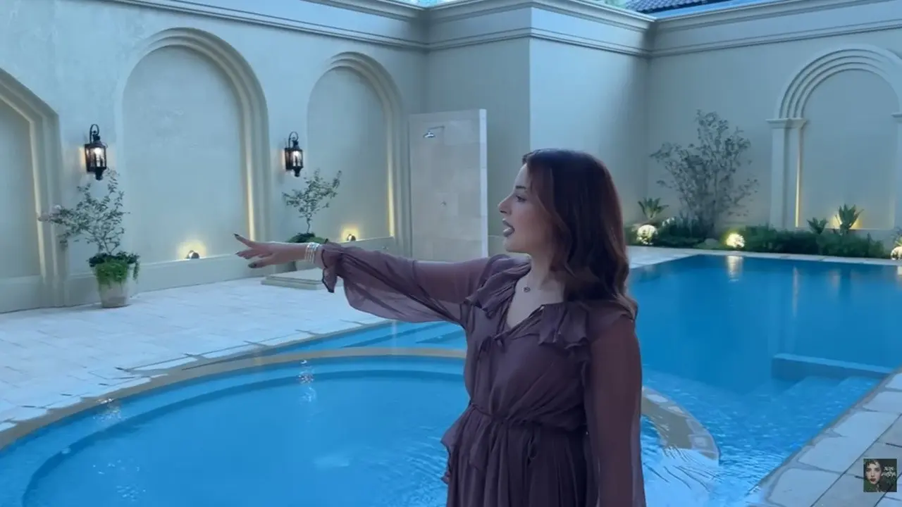Model Kolam Renang di Rumah Tasya Farasya