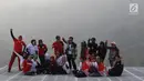 Menpora Imam Nahrawi (tengah) bersama tim paralayang Indonesia saat meninjau kesiapan latihan di kawasan Puncak, Cianjur, Jawa Barat, Kamis (26/7). Menpora juga meninjau kesiapan venue. (Liputan6.com/Helmi Fithriansyah)