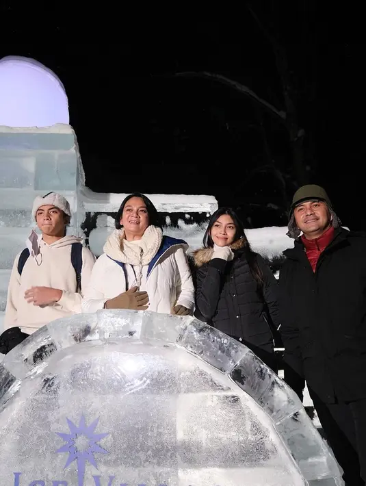 Ada berbagai lokasi yang dikunjungi Anjasmara dan keluarga. Begini momen keluarga Anjasmara tampak ceria saat berkunjung ke Tomamu Ice Village. (Liputan6.com/IG/@anjasmara)