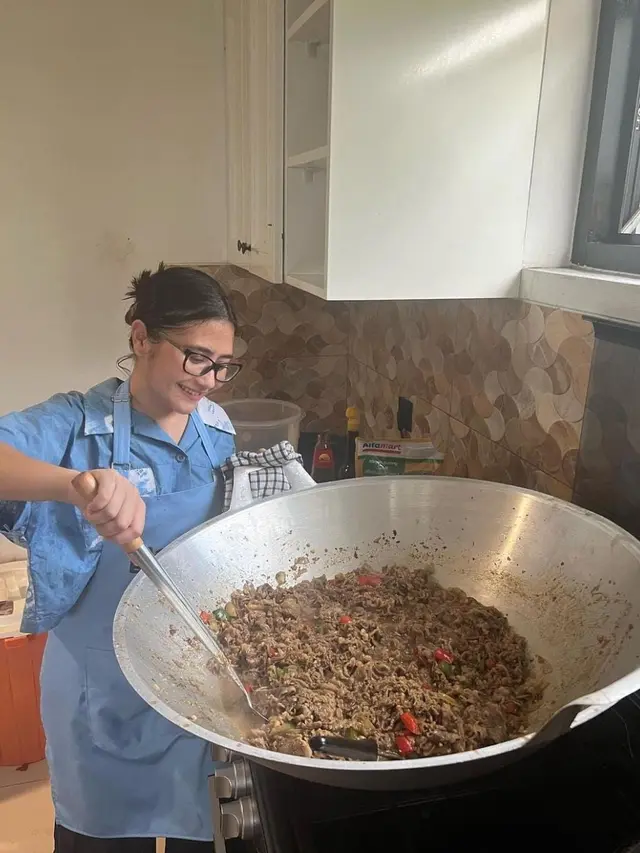 Outfit Prilly Latuconsina dalam Balutan Biru