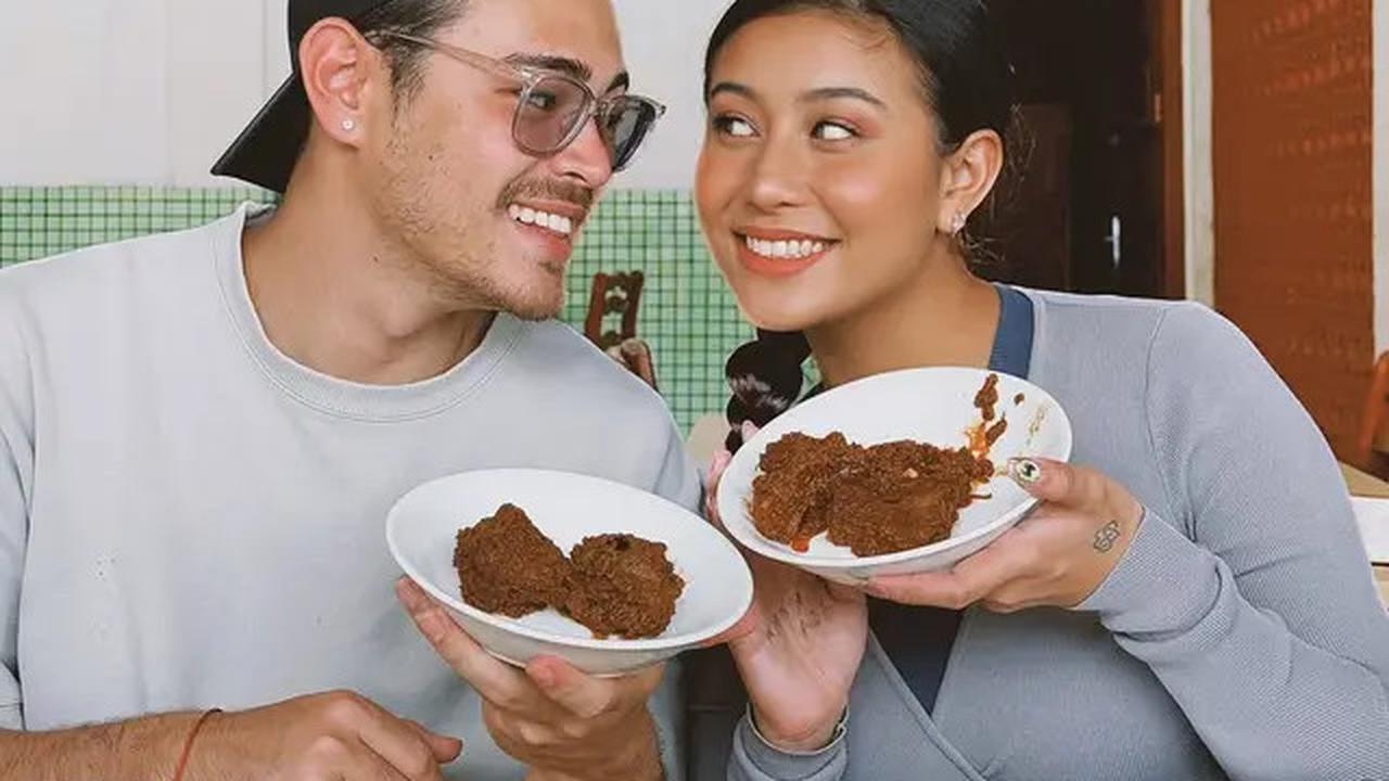 8 Potret Awkarin Ajak Pacar ke Padang, Bak Prewed Pakai Baju Adat
